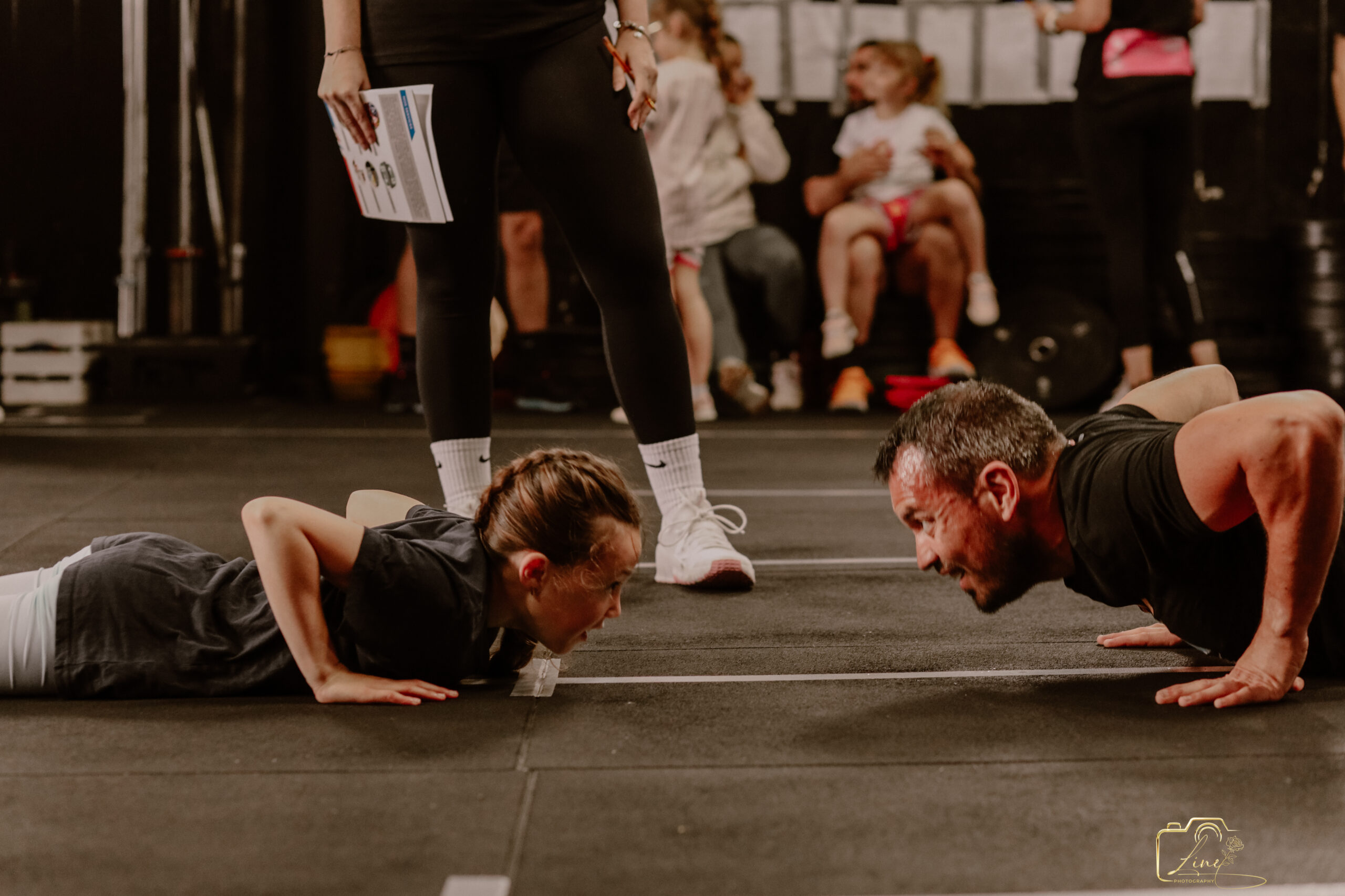 📸 Photographe sport & CrossFit – Drôme | Ardèche | Vaucluse Photographe professionnel spécialisé dans le sport, le CrossFit et les disciplines de haute intensité, je capture vos performances, vos efforts et votre détermination. Que vous soyez un athlète, un coach, une box de CrossFit ou une salle de sport, je vous propose des shootings dynamiques et authentiques, en intérieur comme en extérieur. Basé entre la Drôme, l’Ardèche et le Vaucluse, je me déplace sur tout le secteur pour couvrir vos séances d'entraînement, compétitions, événements sportifs ou pour réaliser des portraits d’athlètes. Mon objectif : valoriser votre image avec des photos puissantes, énergiques et naturelles. ✅ Spécialités : Photographie CrossFit & functional training Shooting sportif individuel ou en groupe Reportage photo en box ou en salle Création de contenu pour réseaux sociaux & communication 📍Interventions à : Valence, Montélimar, Romans-sur-Isère (Drôme) Privas, Aubenas, Annonay (Ardèche) Avignon, Orange, Carpentras, Cavaillon (Vaucluse) 📸 Photographe sport & CrossFit – Drôme | Ardèche | Vaucluse
Photographe professionnel spécialisé dans le sport, le CrossFit et les disciplines de haute intensité, je capture vos performances, vos efforts et votre détermination. Que vous soyez un athlète, un coach, une box de CrossFit ou une salle de sport, je vous propose des shootings dynamiques et authentiques, en intérieur comme en extérieur.
Basé entre la Drôme, l’Ardèche et le Vaucluse, je me déplace sur tout le secteur pour couvrir vos séances d'entraînement, compétitions, événements sportifs ou pour réaliser des portraits d’athlètes. Mon objectif : valoriser votre image avec des photos puissantes, énergiques et naturelles.
✅ Spécialités :
Photographie CrossFit & functional training
Shooting sportif individuel ou en groupe
Reportage photo en box ou en salle
Création de contenu pour réseaux sociaux & communication
📍Interventions à :
Valence, Montélimar, Romans-sur-Isère (Drôme)
Privas, Aubenas, Annonay (Ardèche)
Avignon, Orange, Carpentras, Cavaillon (Vaucluse)