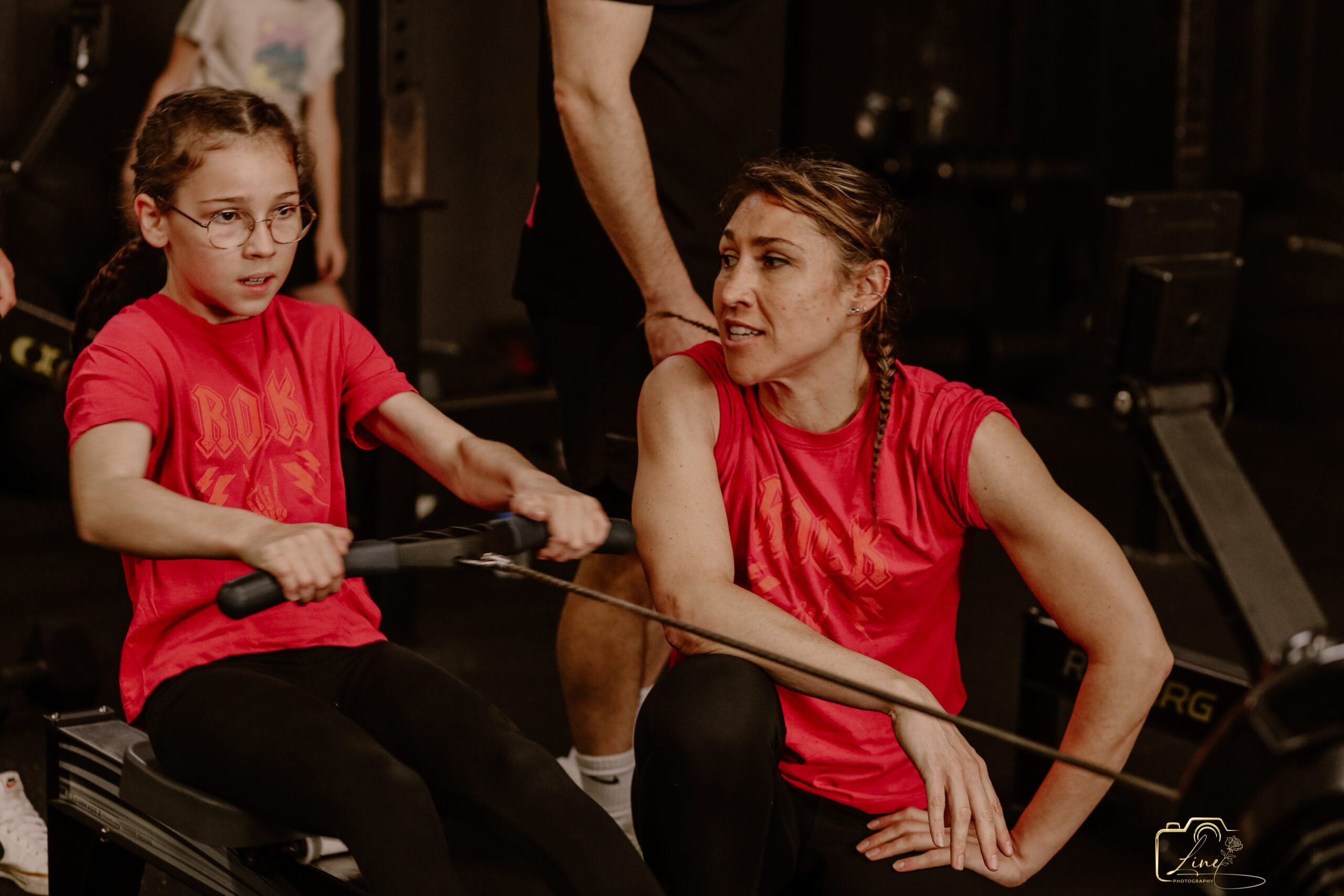 📸 Photographe sport & CrossFit – Drôme | Ardèche | Vaucluse Photographe professionnel spécialisé dans le sport, le CrossFit et les disciplines de haute intensité, je capture vos performances, vos efforts et votre détermination. Que vous soyez un athlète, un coach, une box de CrossFit ou une salle de sport, je vous propose des shootings dynamiques et authentiques, en intérieur comme en extérieur. Basé entre la Drôme, l’Ardèche et le Vaucluse, je me déplace sur tout le secteur pour couvrir vos séances d'entraînement, compétitions, événements sportifs ou pour réaliser des portraits d’athlètes. Mon objectif : valoriser votre image avec des photos puissantes, énergiques et naturelles. ✅ Spécialités : Photographie CrossFit & functional training Shooting sportif individuel ou en groupe Reportage photo en box ou en salle Création de contenu pour réseaux sociaux & communication 📍Interventions à : Valence, Montélimar, Romans-sur-Isère (Drôme) Privas, Aubenas, Annonay (Ardèche) Avignon, Orange, Carpentras, Cavaillon (Vaucluse) 📸 Photographe sport & CrossFit – Drôme | Ardèche | Vaucluse
Photographe professionnel spécialisé dans le sport, le CrossFit et les disciplines de haute intensité, je capture vos performances, vos efforts et votre détermination. Que vous soyez un athlète, un coach, une box de CrossFit ou une salle de sport, je vous propose des shootings dynamiques et authentiques, en intérieur comme en extérieur.
Basé entre la Drôme, l’Ardèche et le Vaucluse, je me déplace sur tout le secteur pour couvrir vos séances d'entraînement, compétitions, événements sportifs ou pour réaliser des portraits d’athlètes. Mon objectif : valoriser votre image avec des photos puissantes, énergiques et naturelles.
✅ Spécialités :
Photographie CrossFit & functional training
Shooting sportif individuel ou en groupe
Reportage photo en box ou en salle
Création de contenu pour réseaux sociaux & communication
📍Interventions à :
Valence, Montélimar, Romans-sur-Isère (Drôme)
Privas, Aubenas, Annonay (Ardèche)
Avignon, Orange, Carpentras, Cavaillon (Vaucluse)