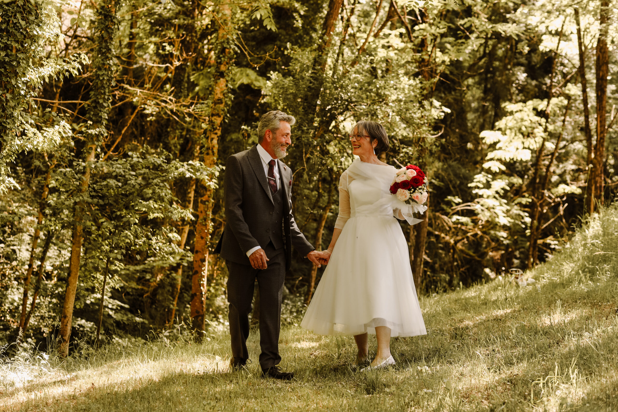 mariage Drôme mariage Ardèche photo mariage Provence mariage en plein air mariage champêtre mariage nature couple marié cérémonie mariage décor mariage campagne mariage soleil photo couple amoureux mariage rustique mariage vintage mariage en région Auvergne-Rhône-Alpes mariage bord de rivière mariage en montagne alliance mariage robe de mariée Drôme costume marié Ardèche célébration mariage nature Simple et descriptif « Mariés souriants enlacés dans un champ ensoleillé de la Drôme, avec des collines verdoyantes en arrière-plan. » Romantique et poétique « Jeunes mariés échangeant un baiser tendre sous le ciel bleu de l’Ardèche, entourés de lavandes en fleurs et d’oliviers. » Détail du cadre naturel « Couple de mariés debout devant une bâtisse en pierre typique de la Drôme, avec des montagnes au loin et un ciel lumineux. » Moment d’émotion « La mariée et le marié main dans la main, rayonnants de joie, au cœur d’un paysage rural ardéchois, avec des invités souriants en arrière-plan. »