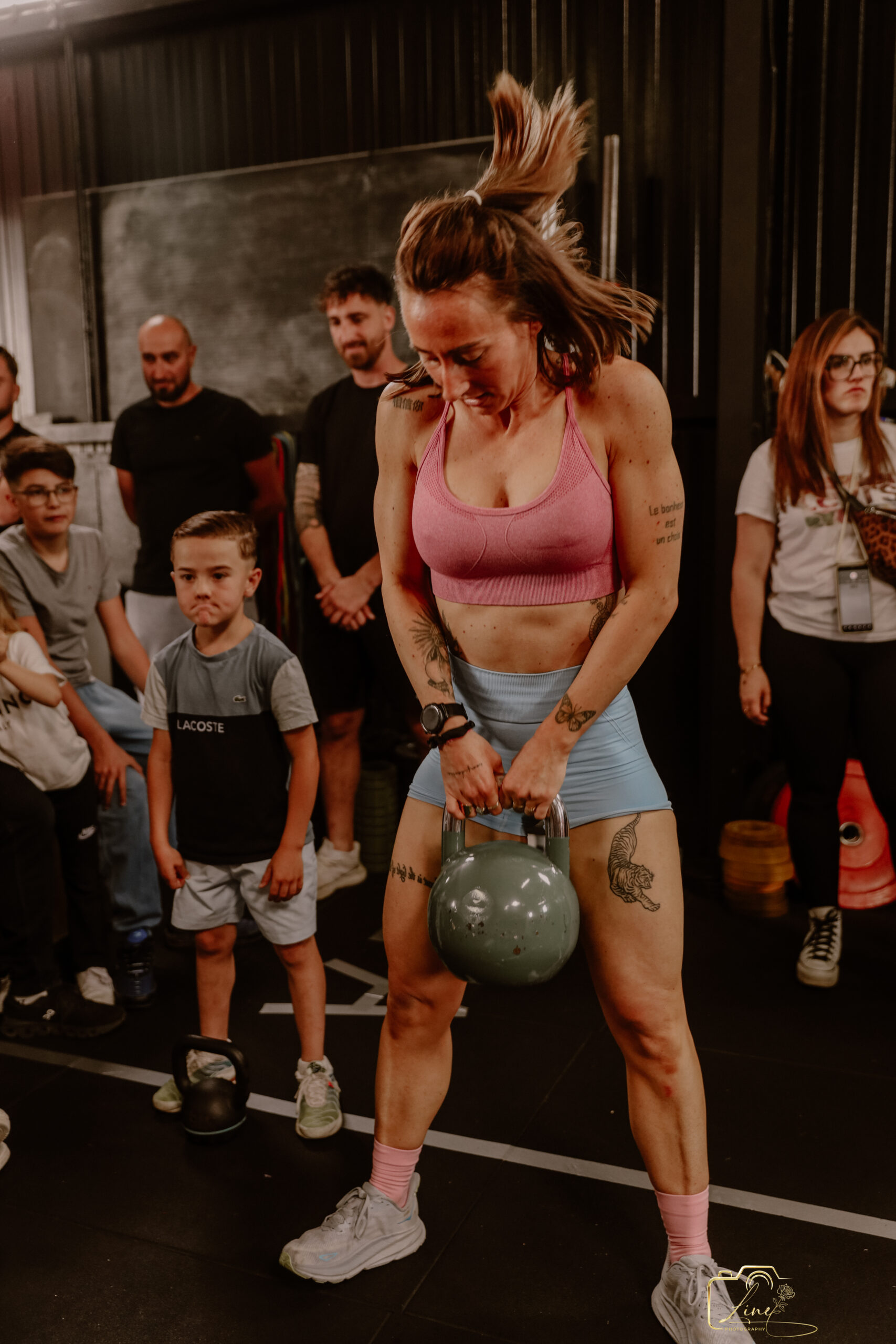 📸 Photographe sport & CrossFit – Drôme | Ardèche | Vaucluse Photographe professionnel spécialisé dans le sport, le CrossFit et les disciplines de haute intensité, je capture vos performances, vos efforts et votre détermination. Que vous soyez un athlète, un coach, une box de CrossFit ou une salle de sport, je vous propose des shootings dynamiques et authentiques, en intérieur comme en extérieur. Basé entre la Drôme, l’Ardèche et le Vaucluse, je me déplace sur tout le secteur pour couvrir vos séances d'entraînement, compétitions, événements sportifs ou pour réaliser des portraits d’athlètes. Mon objectif : valoriser votre image avec des photos puissantes, énergiques et naturelles. ✅ Spécialités : Photographie CrossFit & functional training Shooting sportif individuel ou en groupe Reportage photo en box ou en salle Création de contenu pour réseaux sociaux & communication 📍Interventions à : Valence, Montélimar, Romans-sur-Isère (Drôme) Privas, Aubenas, Annonay (Ardèche) Avignon, Orange, Carpentras, Cavaillon (Vaucluse) 📸 Photographe sport & CrossFit – Drôme | Ardèche | Vaucluse
Photographe professionnel spécialisé dans le sport, le CrossFit et les disciplines de haute intensité, je capture vos performances, vos efforts et votre détermination. Que vous soyez un athlète, un coach, une box de CrossFit ou une salle de sport, je vous propose des shootings dynamiques et authentiques, en intérieur comme en extérieur.
Basé entre la Drôme, l’Ardèche et le Vaucluse, je me déplace sur tout le secteur pour couvrir vos séances d'entraînement, compétitions, événements sportifs ou pour réaliser des portraits d’athlètes. Mon objectif : valoriser votre image avec des photos puissantes, énergiques et naturelles.
✅ Spécialités :
Photographie CrossFit & functional training
Shooting sportif individuel ou en groupe
Reportage photo en box ou en salle
Création de contenu pour réseaux sociaux & communication
📍Interventions à :
Valence, Montélimar, Romans-sur-Isère (Drôme)
Privas, Aubenas, Annonay (Ardèche)
Avignon, Orange, Carpentras, Cavaillon (Vaucluse)