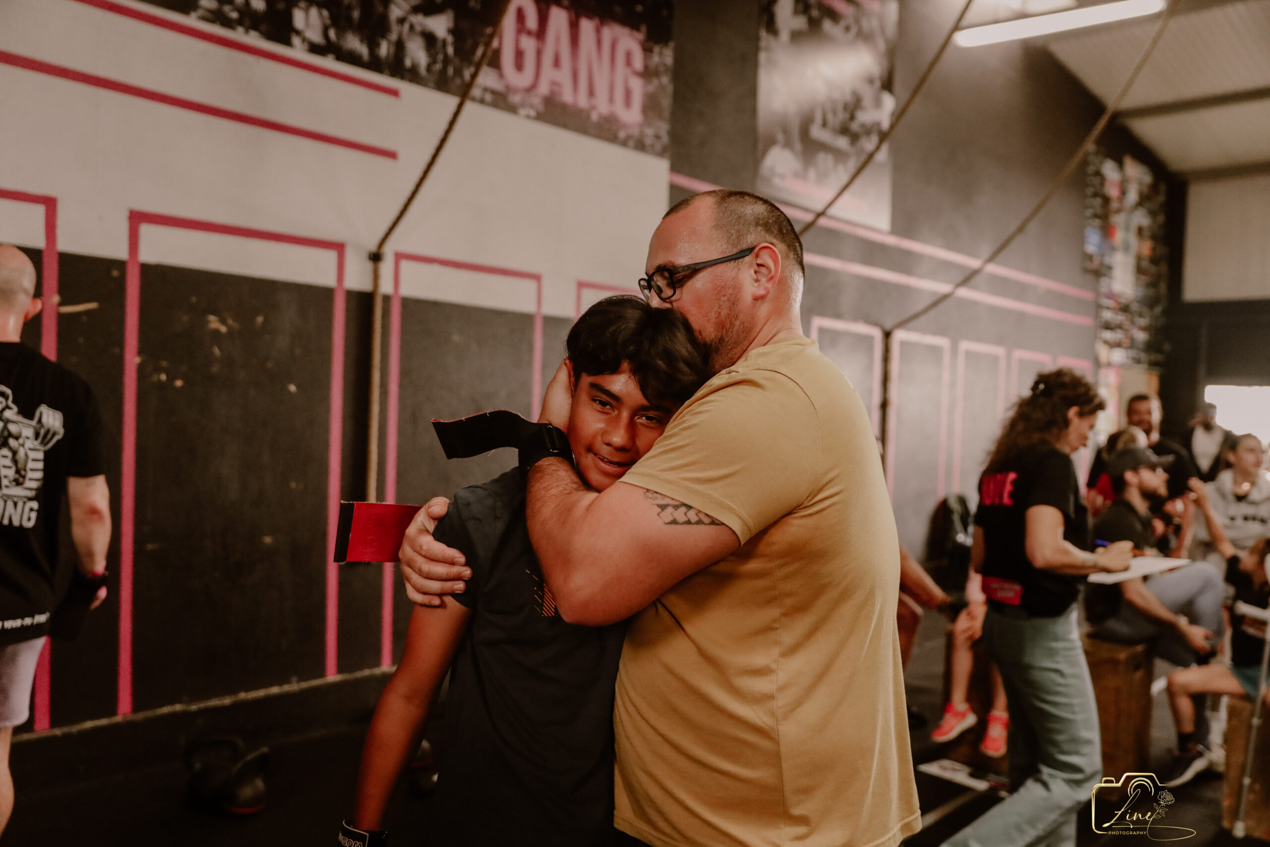 📸 Photographe sport & CrossFit – Drôme | Ardèche | Vaucluse Photographe professionnel spécialisé dans le sport, le CrossFit et les disciplines de haute intensité, je capture vos performances, vos efforts et votre détermination. Que vous soyez un athlète, un coach, une box de CrossFit ou une salle de sport, je vous propose des shootings dynamiques et authentiques, en intérieur comme en extérieur. Basé entre la Drôme, l’Ardèche et le Vaucluse, je me déplace sur tout le secteur pour couvrir vos séances d'entraînement, compétitions, événements sportifs ou pour réaliser des portraits d’athlètes. Mon objectif : valoriser votre image avec des photos puissantes, énergiques et naturelles. ✅ Spécialités : Photographie CrossFit & functional training Shooting sportif individuel ou en groupe Reportage photo en box ou en salle Création de contenu pour réseaux sociaux & communication 📍Interventions à : Valence, Montélimar, Romans-sur-Isère (Drôme) Privas, Aubenas, Annonay (Ardèche) Avignon, Orange, Carpentras, Cavaillon (Vaucluse) 📸 Photographe sport & CrossFit – Drôme | Ardèche | Vaucluse
Photographe professionnel spécialisé dans le sport, le CrossFit et les disciplines de haute intensité, je capture vos performances, vos efforts et votre détermination. Que vous soyez un athlète, un coach, une box de CrossFit ou une salle de sport, je vous propose des shootings dynamiques et authentiques, en intérieur comme en extérieur.
Basé entre la Drôme, l’Ardèche et le Vaucluse, je me déplace sur tout le secteur pour couvrir vos séances d'entraînement, compétitions, événements sportifs ou pour réaliser des portraits d’athlètes. Mon objectif : valoriser votre image avec des photos puissantes, énergiques et naturelles.
✅ Spécialités :
Photographie CrossFit & functional training
Shooting sportif individuel ou en groupe
Reportage photo en box ou en salle
Création de contenu pour réseaux sociaux & communication
📍Interventions à :
Valence, Montélimar, Romans-sur-Isère (Drôme)
Privas, Aubenas, Annonay (Ardèche)
Avignon, Orange, Carpentras, Cavaillon (Vaucluse)