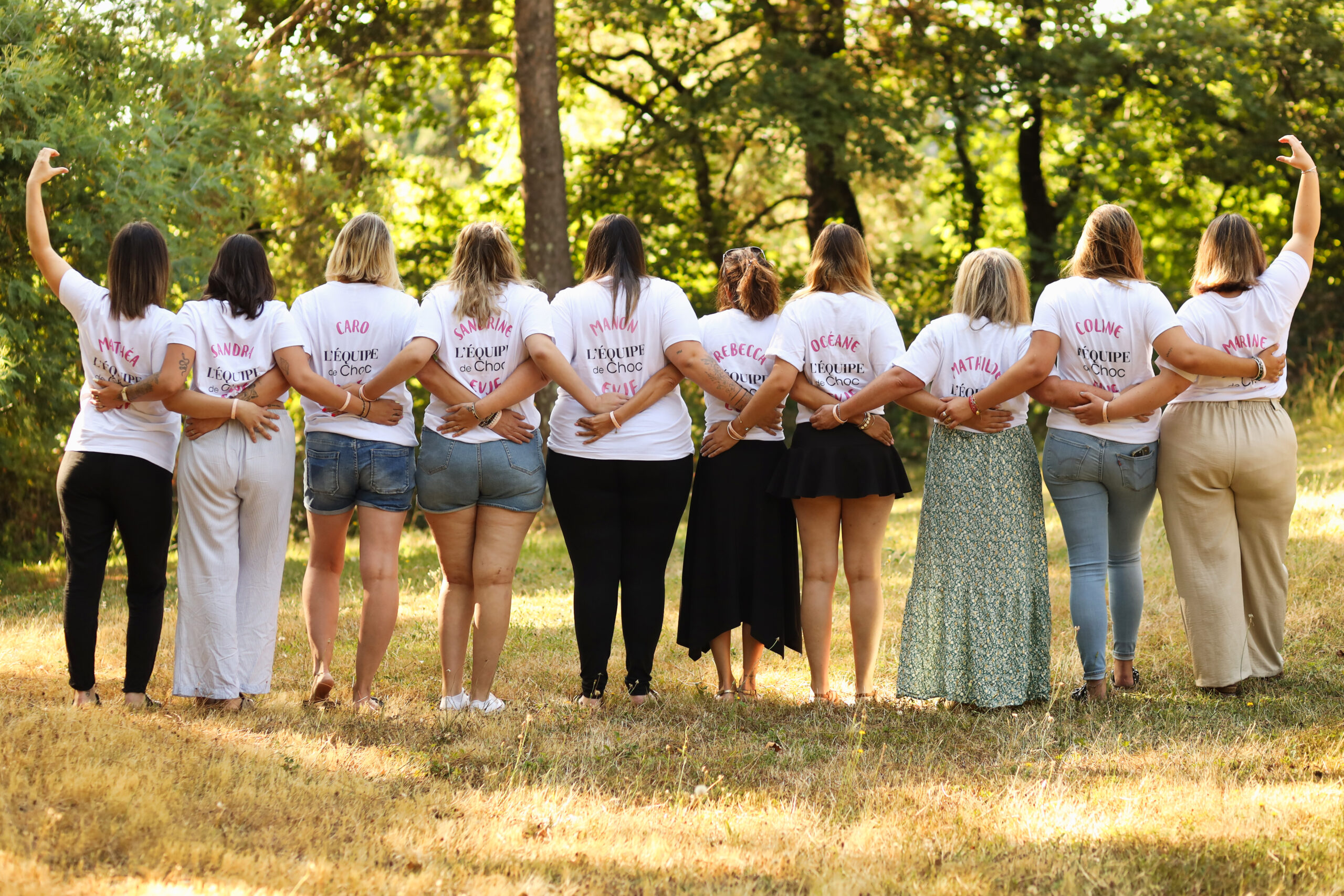 EVJF de Manon en Drôme-Ardèche : un moment inoubliable entre copines 🌿

Quel bonheur d’avoir retrouvé Manon et sa joyeuse bande de copines pour son EVJF (Enterrement de Vie de Jeune Fille) dans notre belle région entre la Drôme et l’Ardèche ! Une journée remplie de rires, de douceur et d’émotions, d’autant plus particulière que Manon attend un heureux événement : un petit bébé à venir 🍼💛

Nous avons profité d’un cadre naturel près de Privas, non loin de Le Pouzin, pour une séance photo douce et pétillante à leur image. Leur complicité était palpable, entre éclats de rire, câlins et petits mots tendres. Un vrai moment de sororité, authentique et plein de vie !

Je suis d’autant plus touchée que je retrouverai Manon et plusieurs de ses amies pour le jour J de son mariage, prévu dans quelques mois à proximité de Montélimar et Aubenas. Un immense merci à elles pour leur confiance renouvelée 💍✨
Vous organisez un EVJF ou un mariage en Drôme ou Ardèche ?

Que vous soyez à Privas, Le Pouzin, Aubenas, Montélimar ou ailleurs en région Rhône-Alpes, je vous accompagne pour immortaliser vos moments forts avec un style naturel, dynamique et plein d’émotions.

📸 Photographe de mariage et d’EVJF en Ardèche et Drôme, je capture vos instants précieux avec passion.