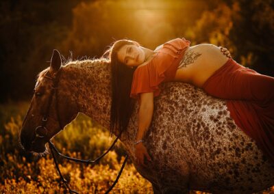 seance grossesse en exterieur avec son cheval en drome ardeche