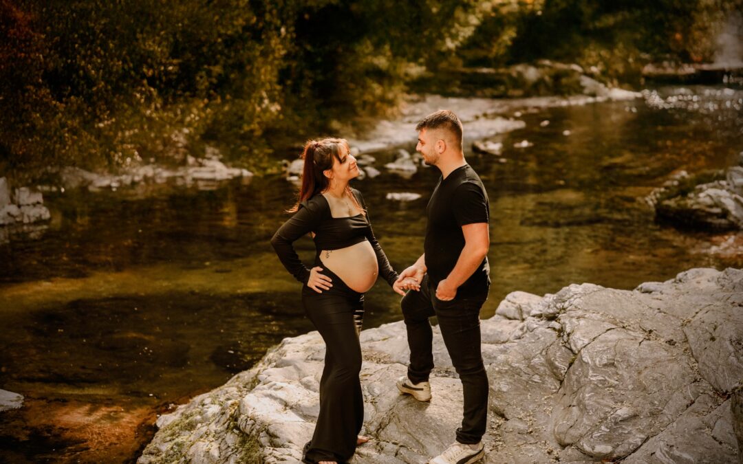 grossesse en pleine nature,au bord de l Ardeche