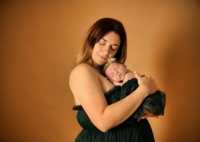 photographe professionelle en ardeche photo d une maman et son bebe