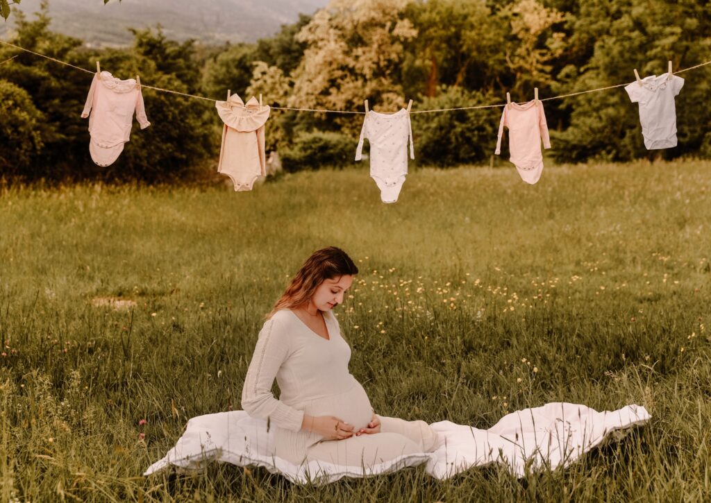 séance grossesse en extérieur en ardeche 