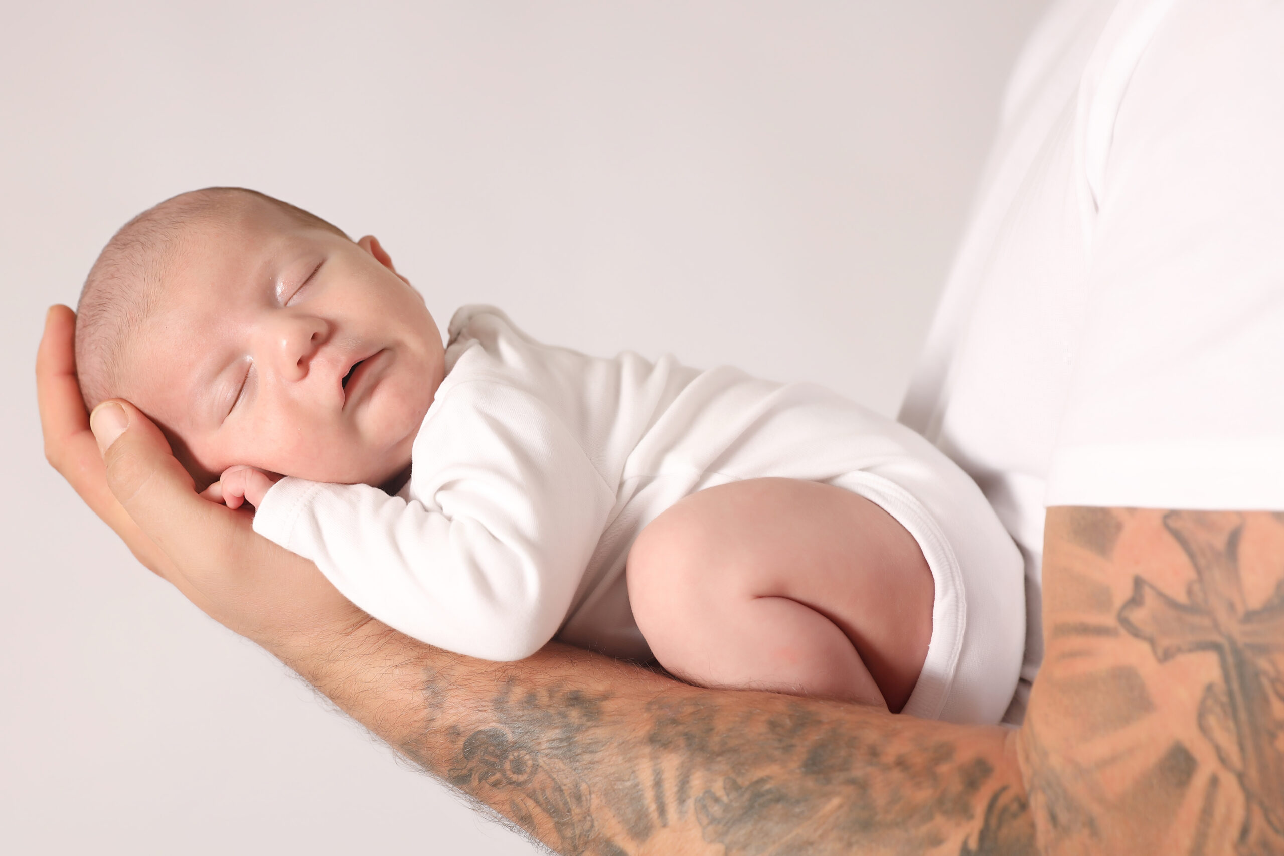 Naissance : bébé dans les bras de papa – Photographe en Ardèche et Drôme