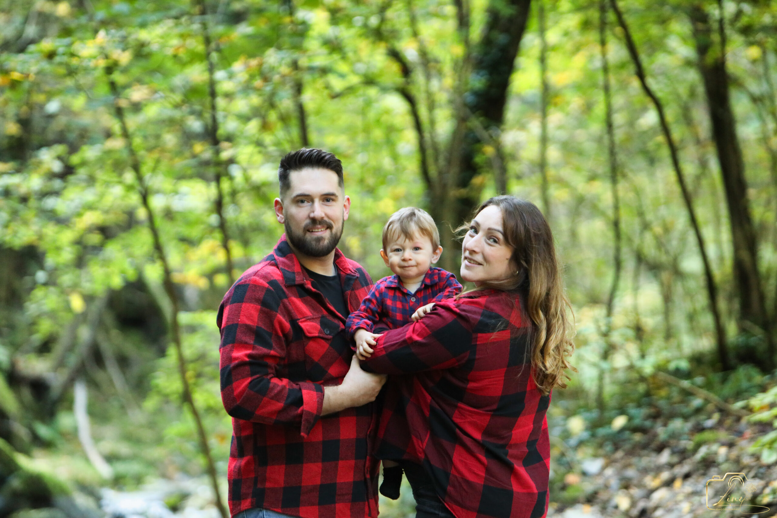 Séance photo de famille en extérieur en Ardèche avec Milo, son papa et sa maman