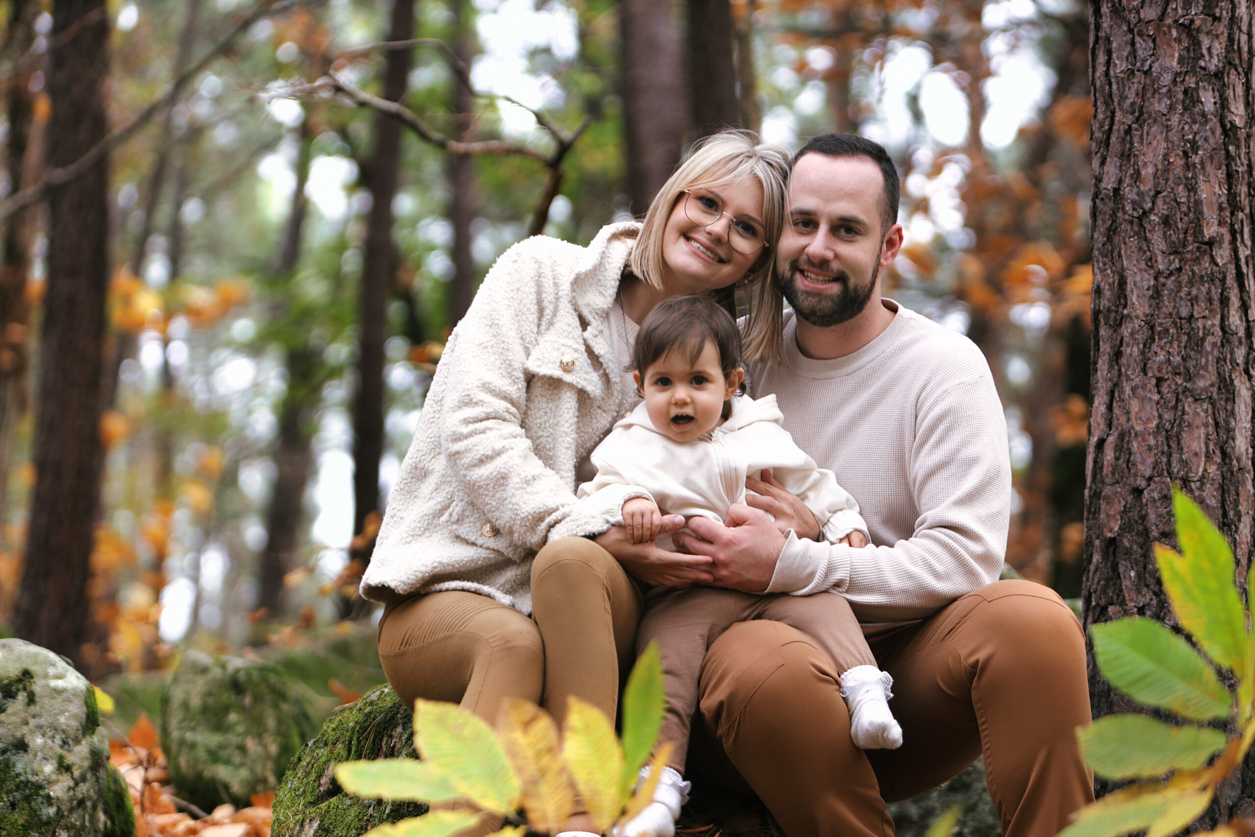 Séance photo en forêt avec Julia : un beau moment en famille en Ardèche et Drôme