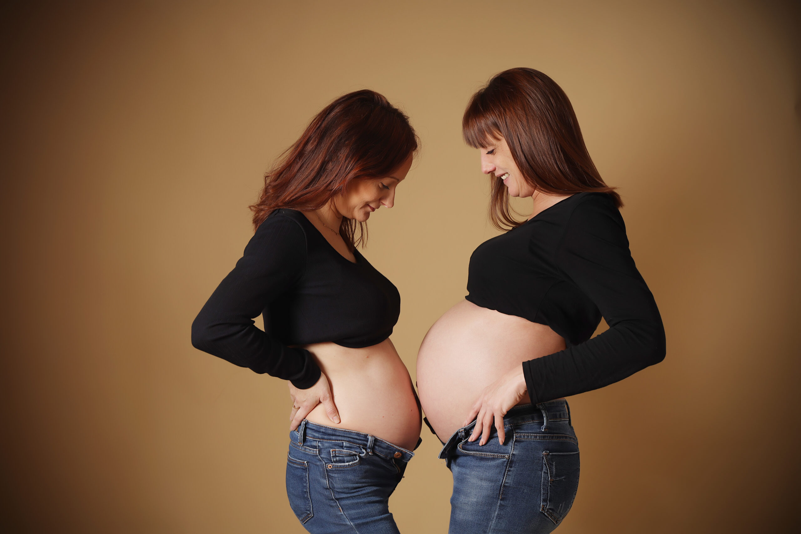 Séance grossesse inoubliable à Valence : deux meilleures amies enceintes en même temps