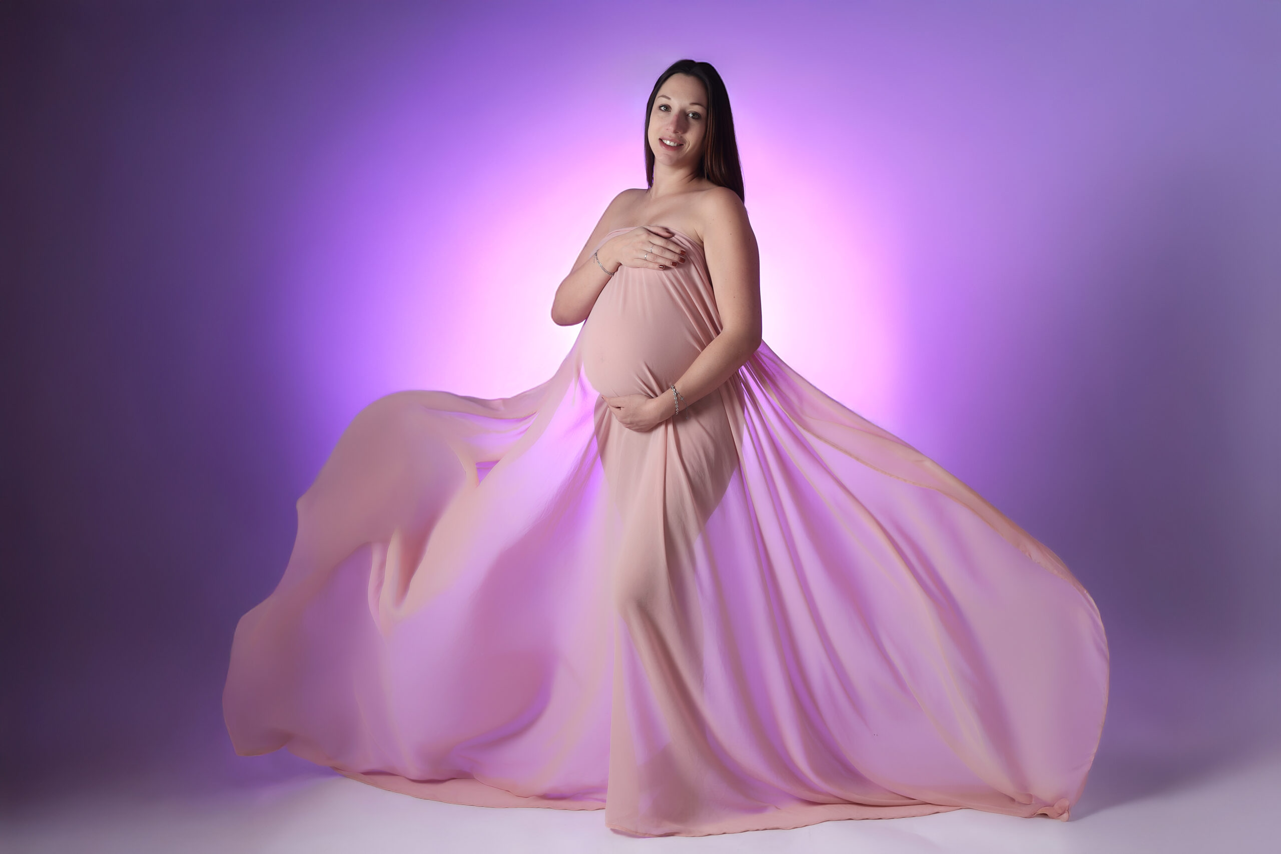Séance maternité créative au studio en Ardèche, proche de la Drôme